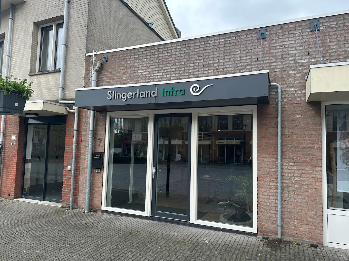 Landmeter in het veld met meetapparatuur