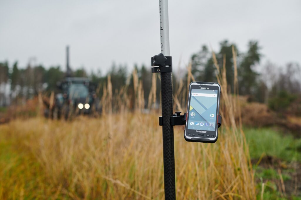Handheld Nautiz X6 veldcomputer op meetpaal